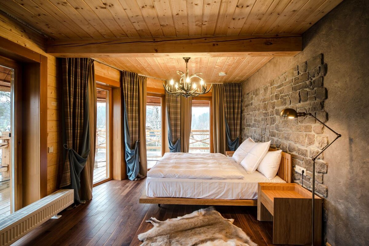 Деревянные балки на потолке в интерьере декоративные: фото и дизайн в деревенском доме