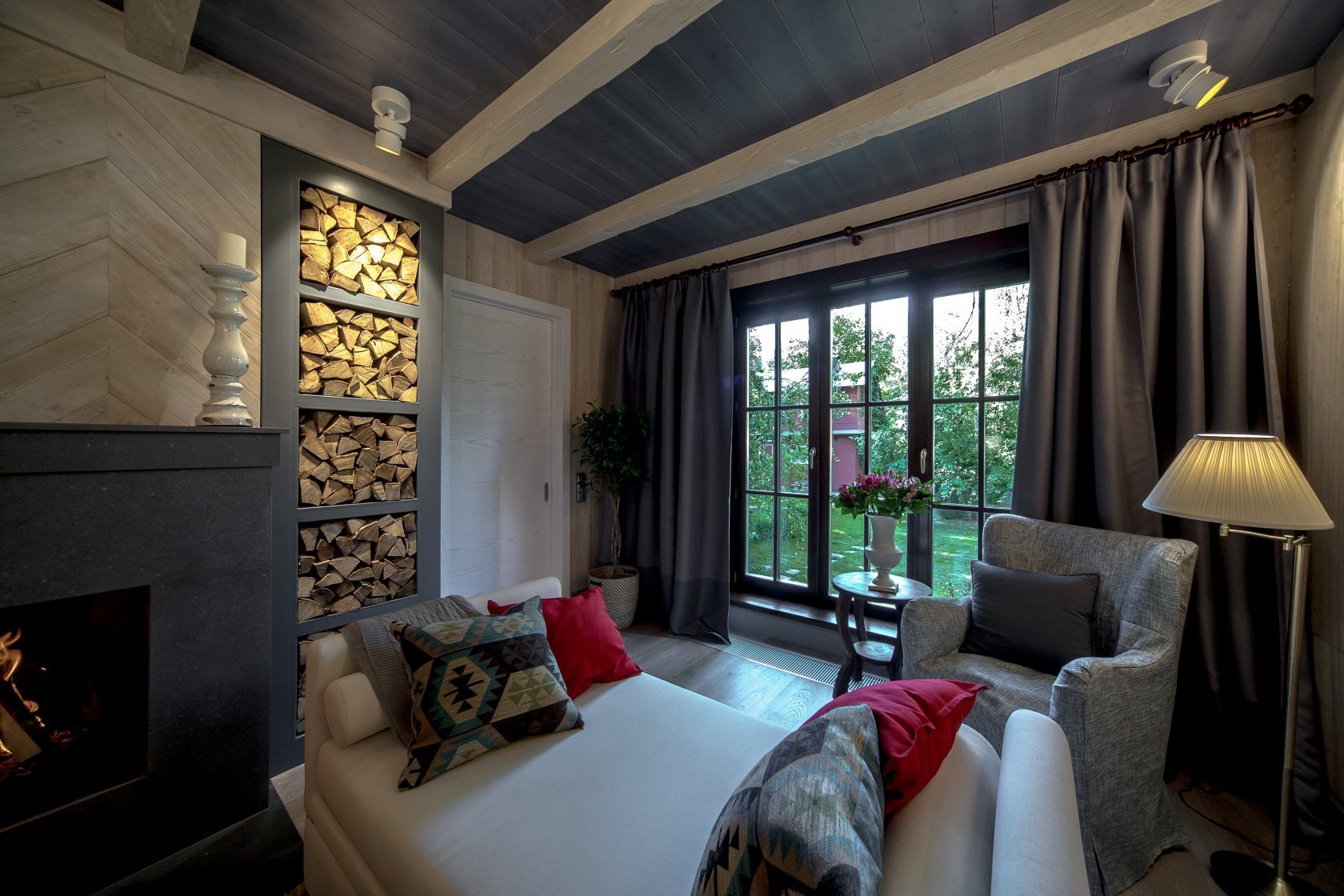 Кухня в стиле шале: гостинная с камином в загородном доме, дизайн в городской квартире, обои и потолок