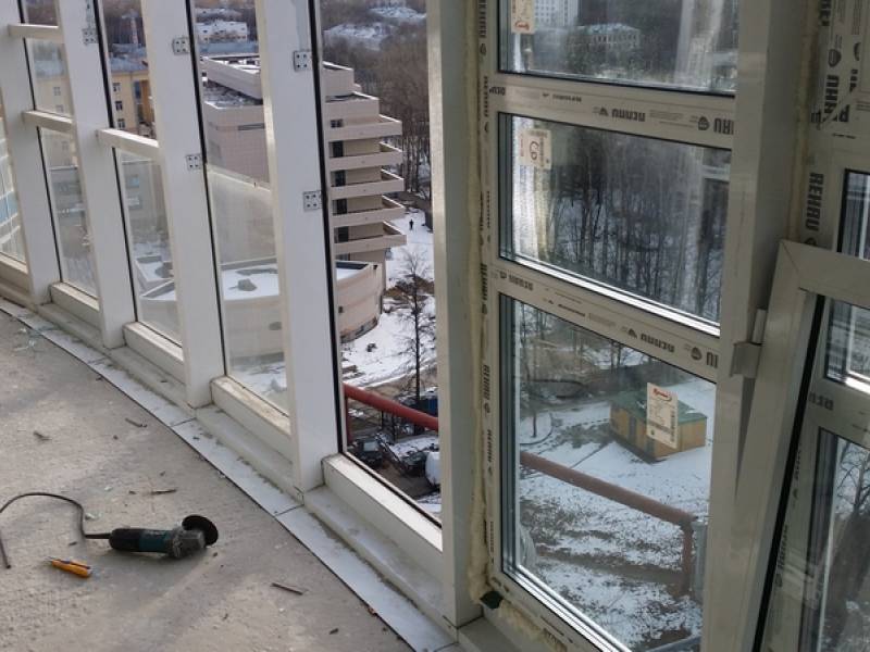 Как лучше остеклить балкон или лоджию?