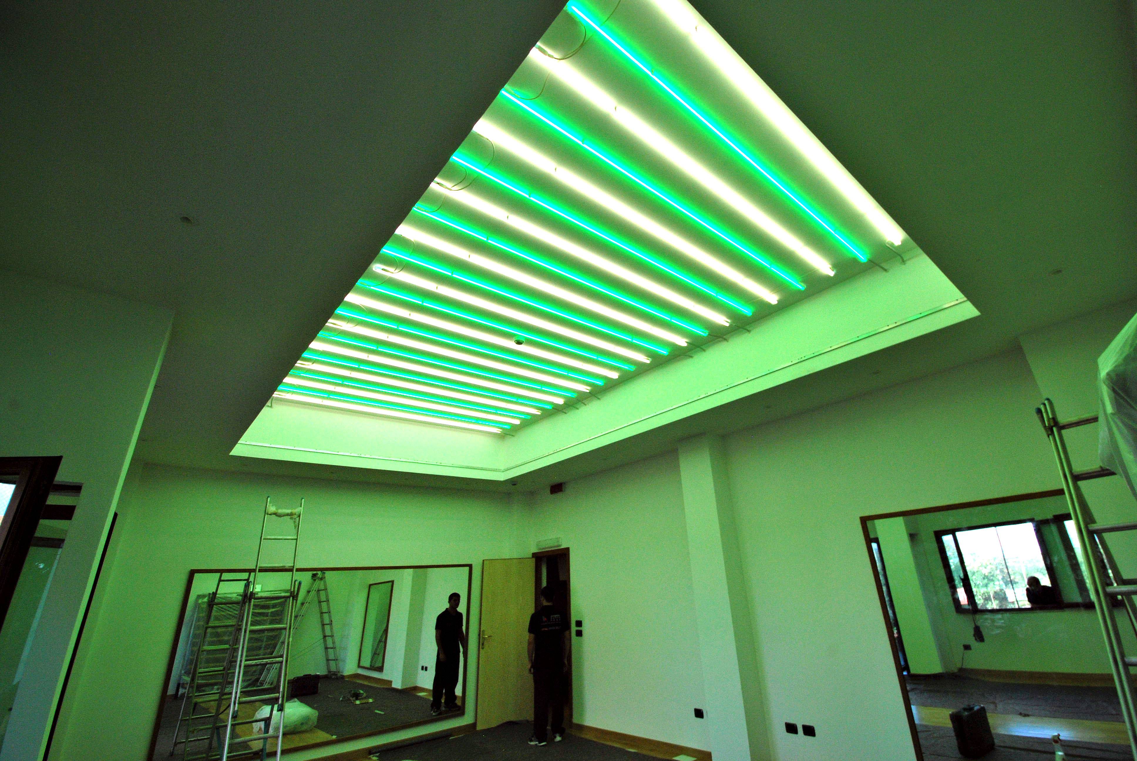 Натяжной потолок с подсветкой: виды (по периметру, внутри), цвет, идеи для разных типов потолков