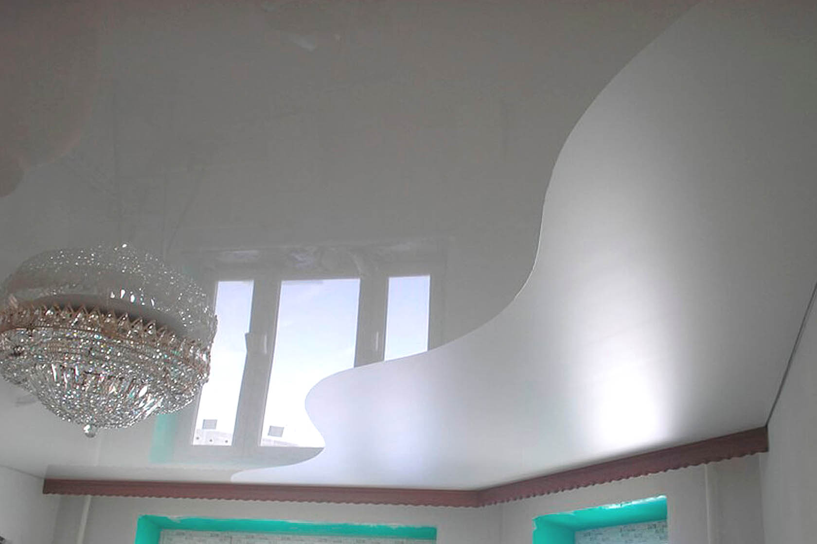 Стиль лофт и натяжные потолки: как вписать потолок в подобный интерьер?