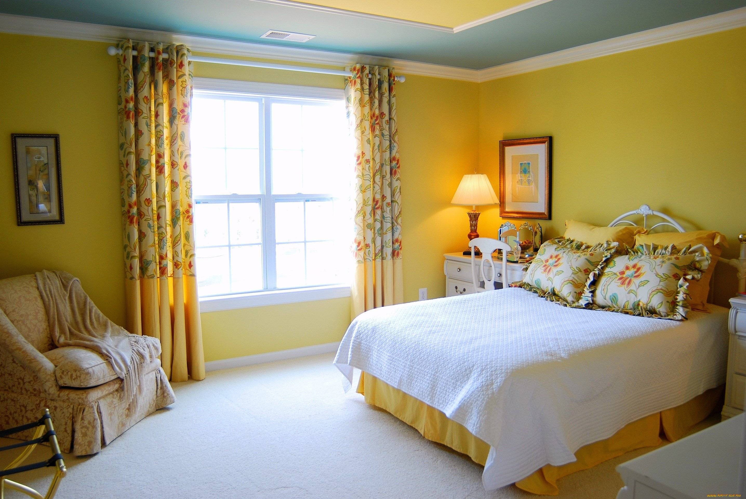 Желтые обои: в интерьере гостиной, других комнат, помещений