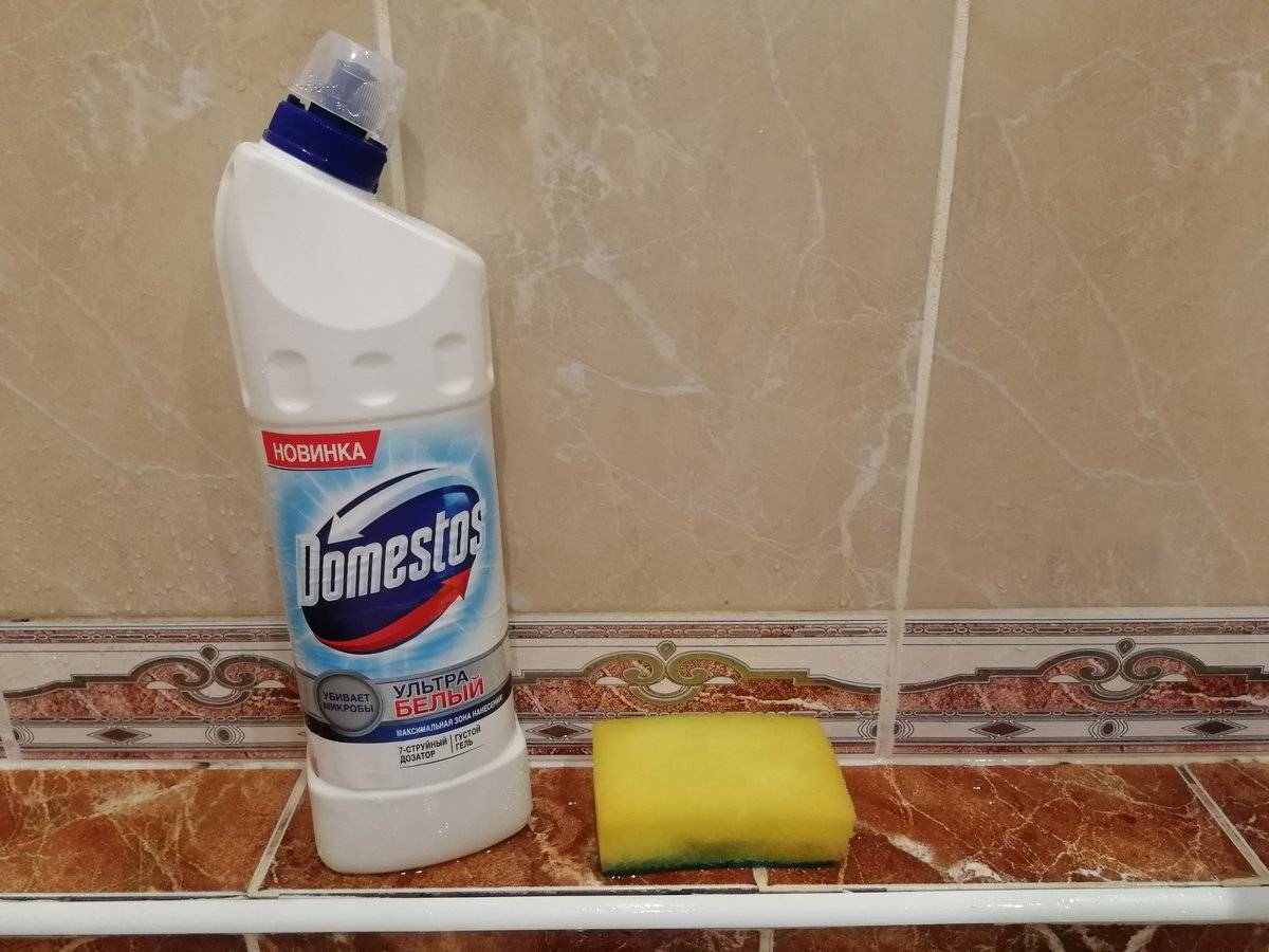 Чем отмыть плитку от налета в ванной комнате: средства для очистки кафеля