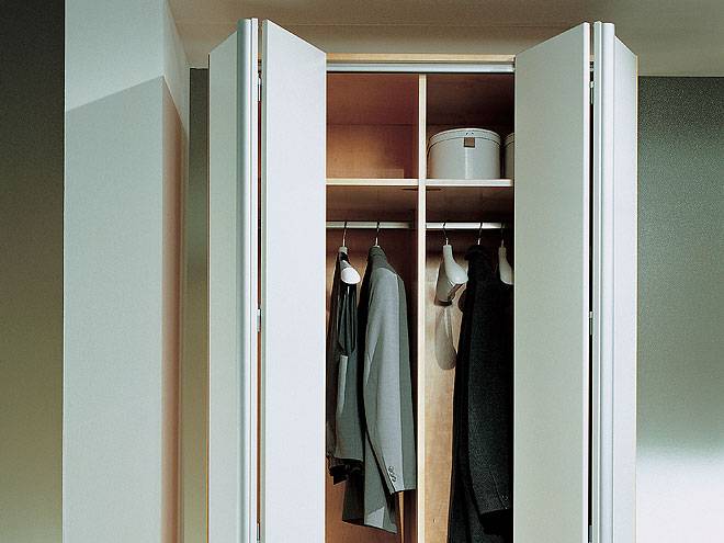 Фурнитура для гардеробной: системы складных дверей для гардероба