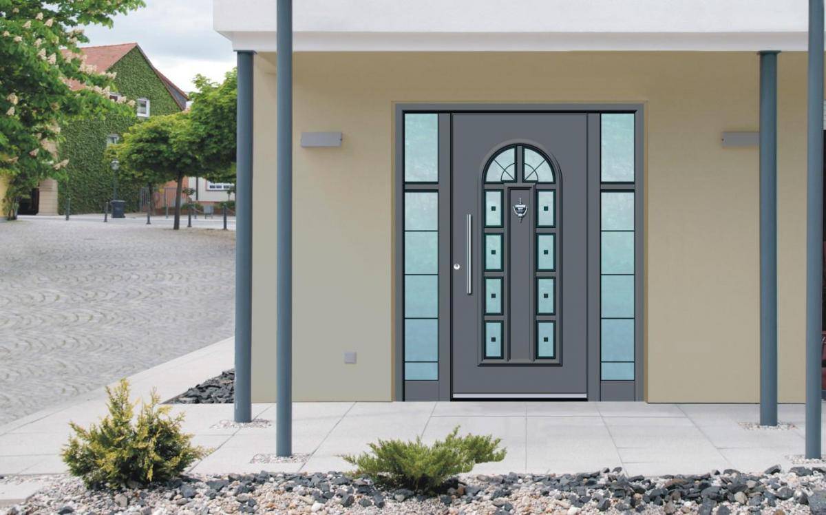 Входные двери со стеклом (70 фото): уличные варианты для загородного дома, алюминиевые и пластиковые модели со стеклянными вставками