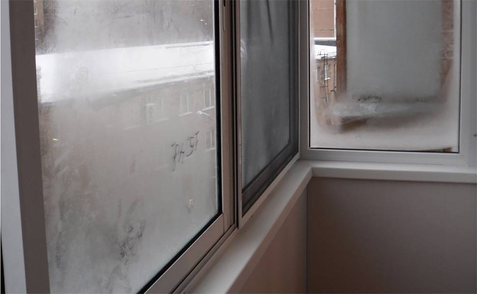 Потеют окна на балконе: что делать при холодном остеклении и как сделать вентиляцию