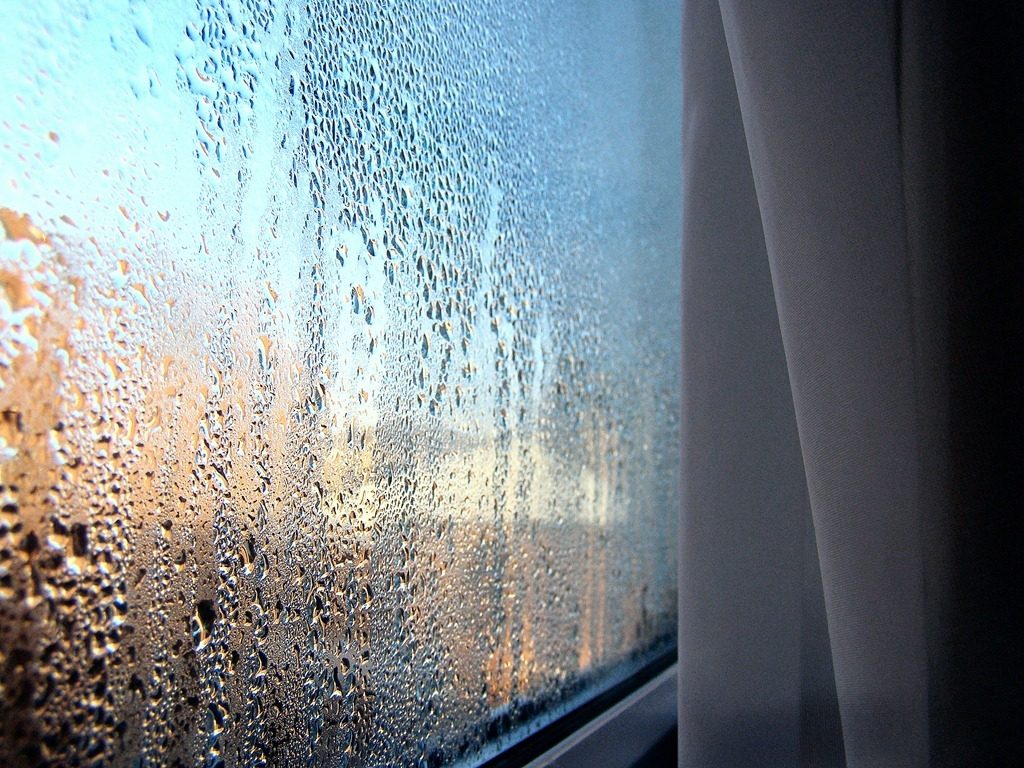 Почему замерзают и потеют окна на балконе – причины и рекомендации