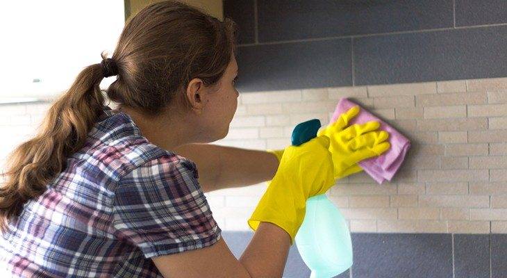 Универсальные советы и маленькие хитрости, как помыть моющиеся обои в комнатах и на кухне