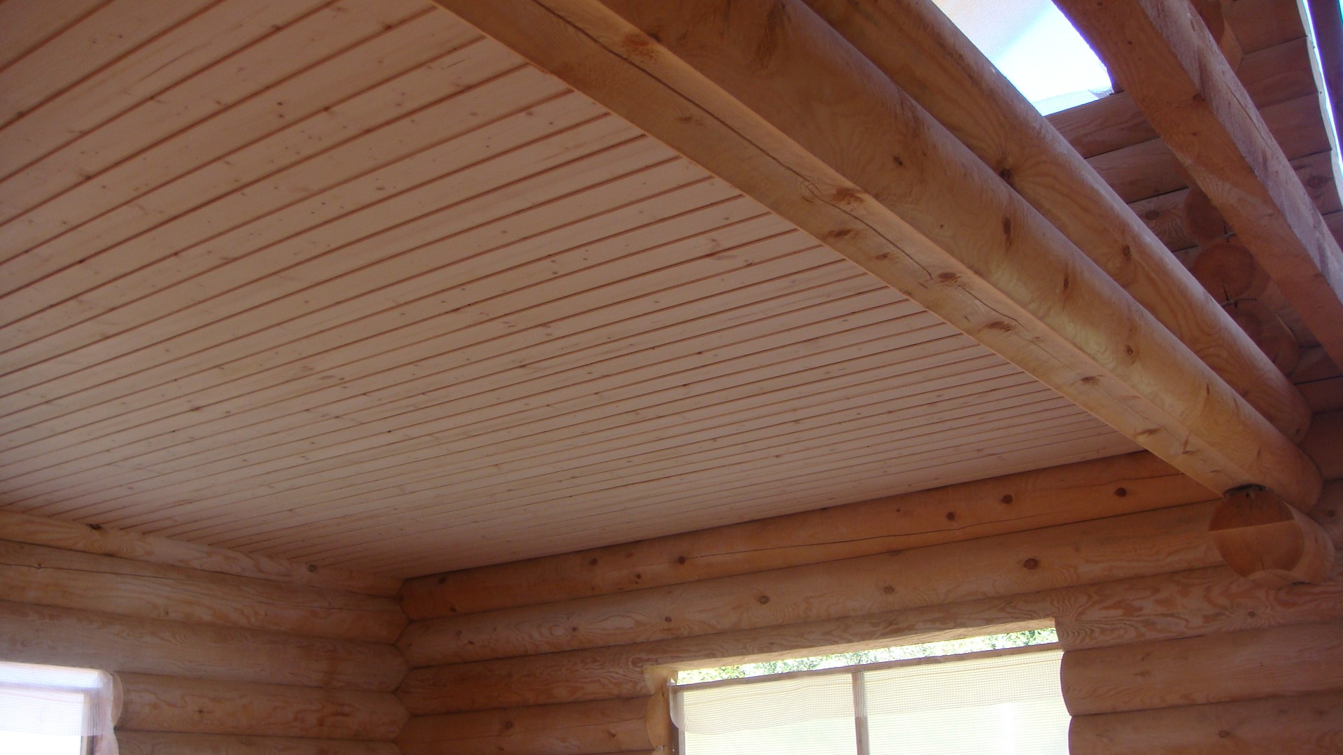 Чем обшить потолок в деревянном доме из бруса: как лучше в частном и материалы на фото