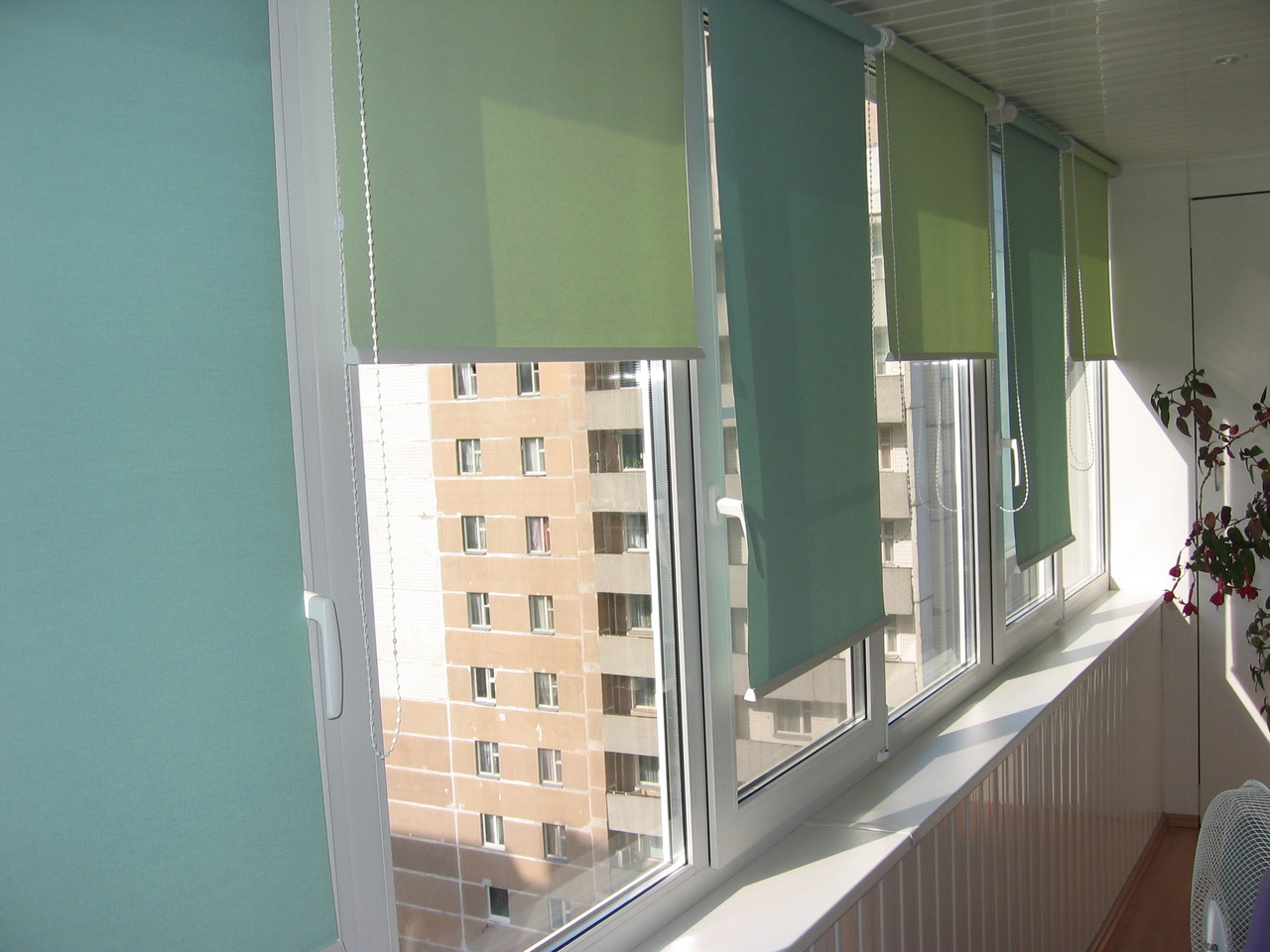 Жалюзи на балкон — 5 вариантов конструкций