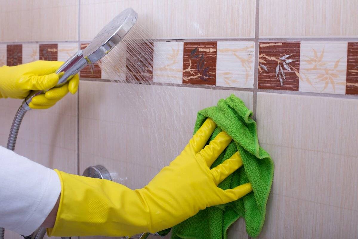 Чем отмыть плитку в ванной: как можно отмыть кафель, средства для мытья и очистки от налета, как помыть чтобы блестела, как очистить после ремонта