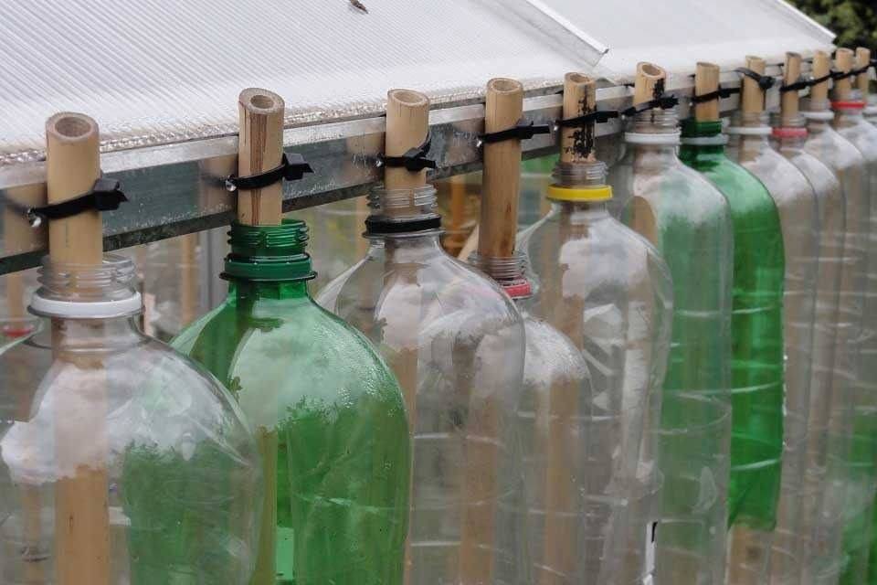Создаем теплицу из пластмассовых бутылок на загородном участке? пошагово +видео