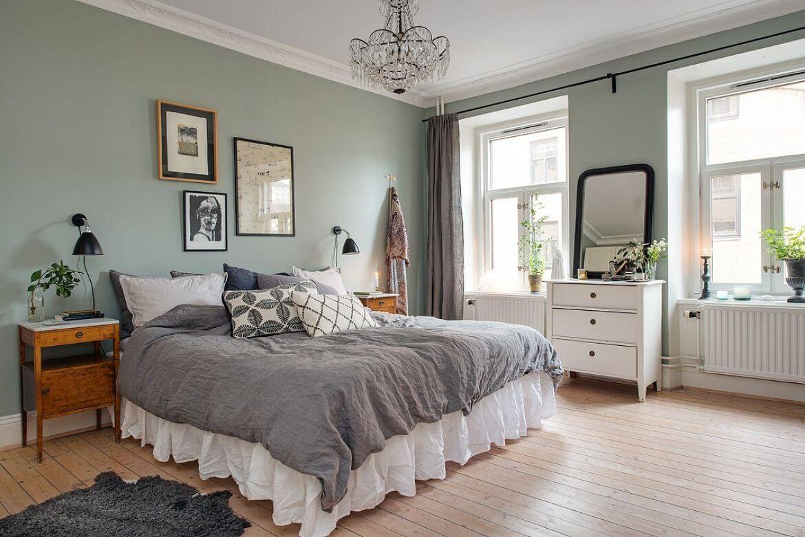 Интерьер спальни в скандинавском стиле: с обоями, с рейками, с темной мебелью, с белой мебелью, с кирпичной стеной, с яркими акцентами, идеи дизайна, реальные фото