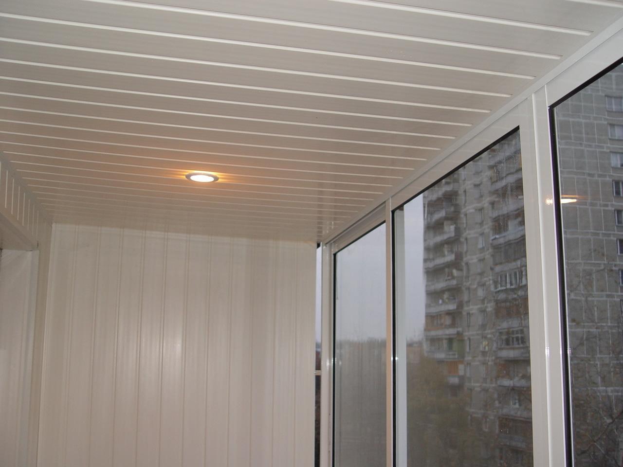 Пластиковый потолок (68 фото): пвх плиты и пленка для отделки потолочного покрытия лоджии, декоративные потолки-фигуры из вагонки в дизайне коридора