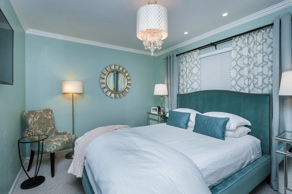 Голубые обои в спальне в интерьере, дизайн спальни в голубых тонах с белой мебелью