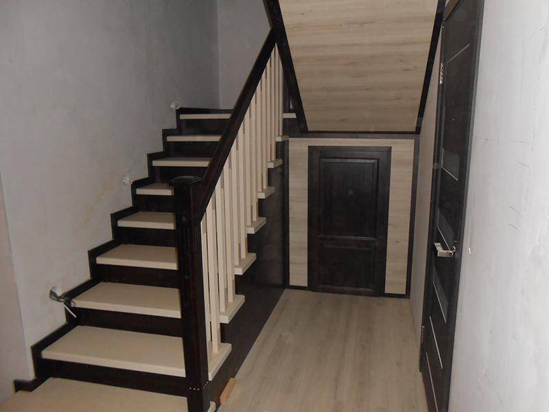 Лестницы из дерева на второй этаж в частном доме: с поворотом, перилами, балясинами, чертежи, схемы + 75 фото