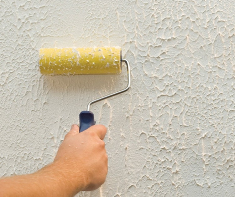 Покраска стен в квартире фактурной краской – особенности процесса
