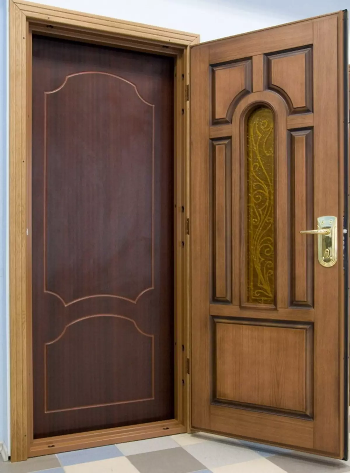 2 входные двери в квартиру. Двойная дверь входная. Дверь входная деревянная. Вторая деревянная входная дверь. Дверь двойная деревянная входная.