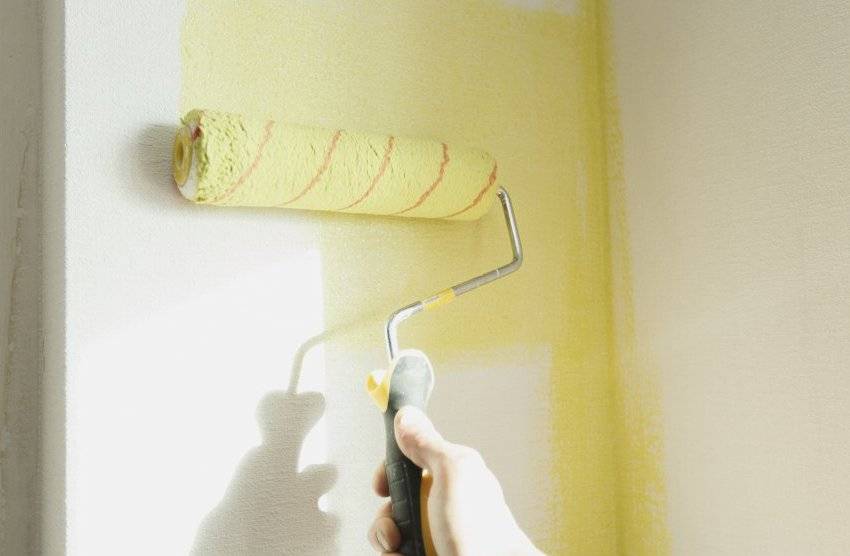 Покраска обоев водоэмульсионной краской своими руками: пошаговая инструкция и рекомендации